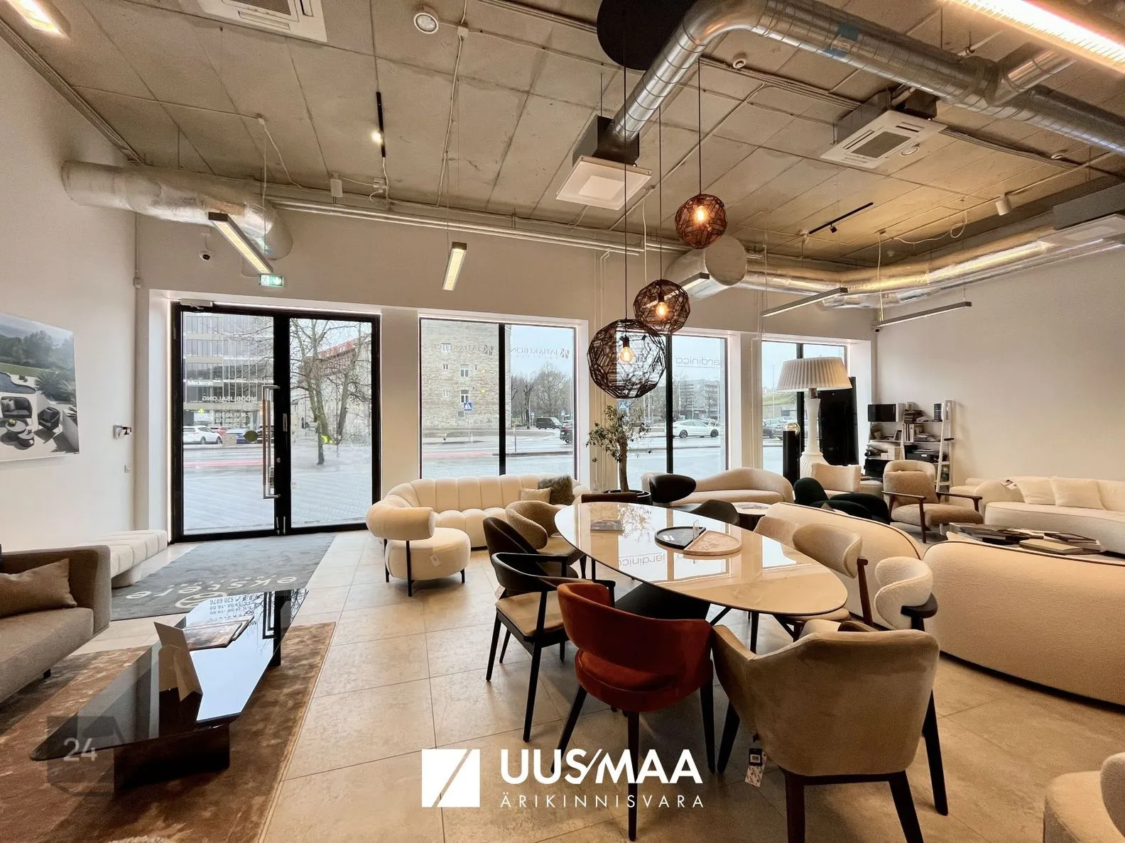 ATTRACTIVE 1ST FLOOR PREMISE IN CITY CENRTRE