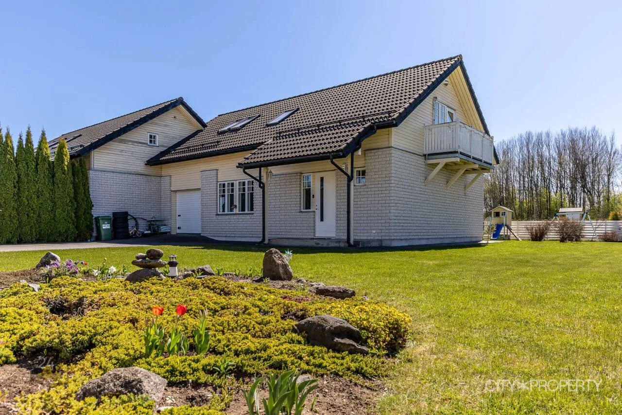 QUICK SALE PRICE! HURRY AND THIS HOME IS YOURS!