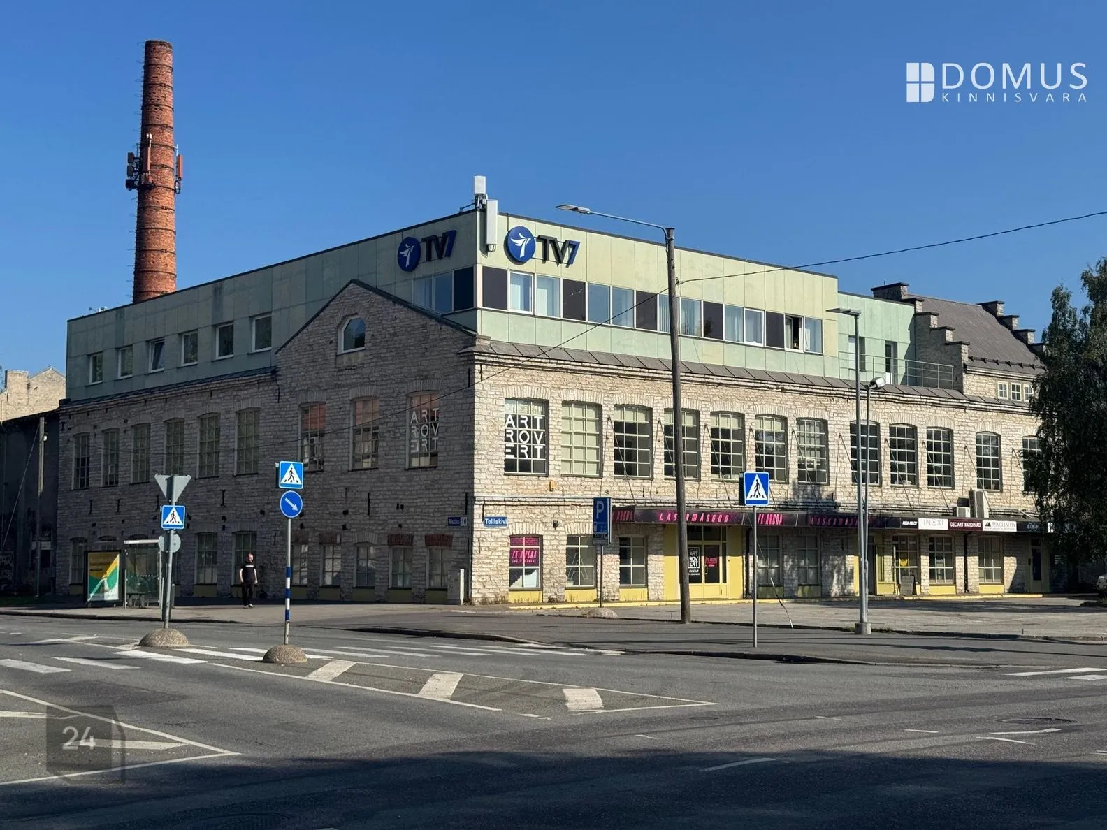 GROUND FLOOR COMMERCIAL SPACE IN A BRICK BUILDING!