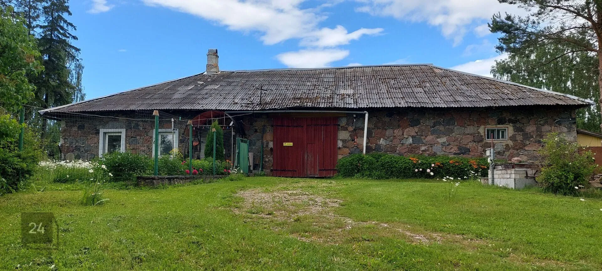 For sale: farm with approximately 11 hectares of land around it