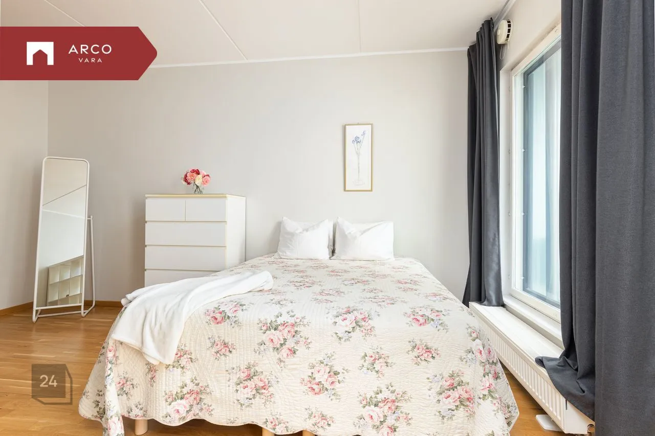 Spacious studio apartment with south-facing balcony