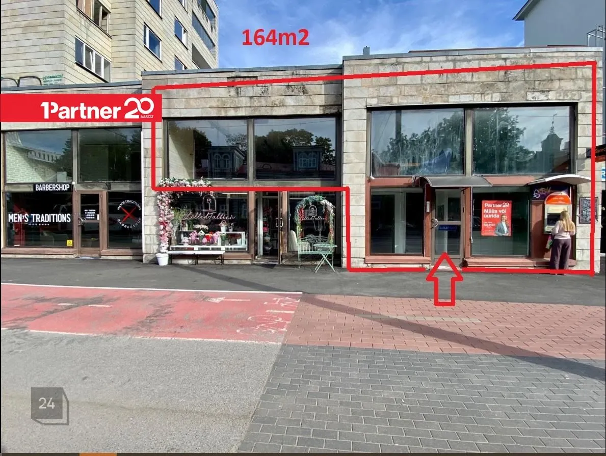 PROMINENT COMMERCIAL SPACE ON AN ACTIVE STREET!