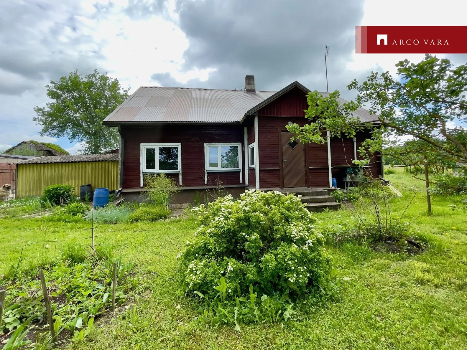 HOUSE FOR SALE IN THE COUNTRY NEAR THE CITY