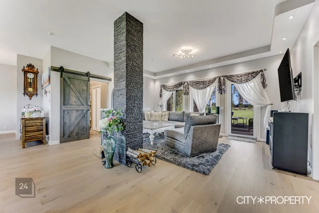 Modern detached house with high ceilings – a home in Liikva