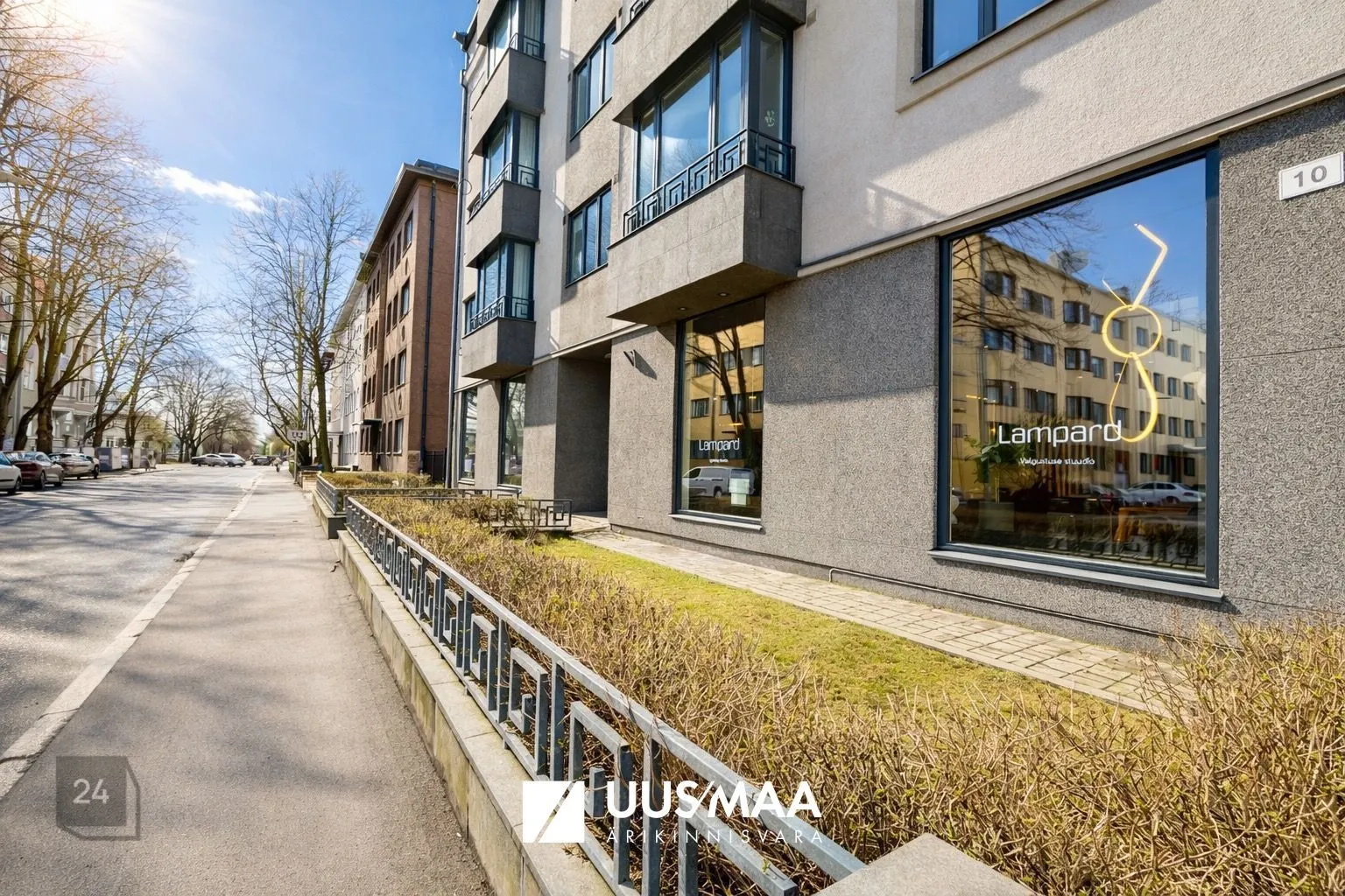BEAUTIFUL BUSINESS SPACE WITH DISPLAY WINDOW, PRICE INCLUDES 3 PARKING SPACES