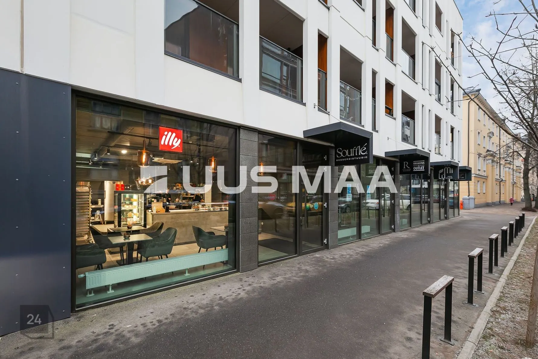 Very good visibility business space / Garage space, large storage included in the price