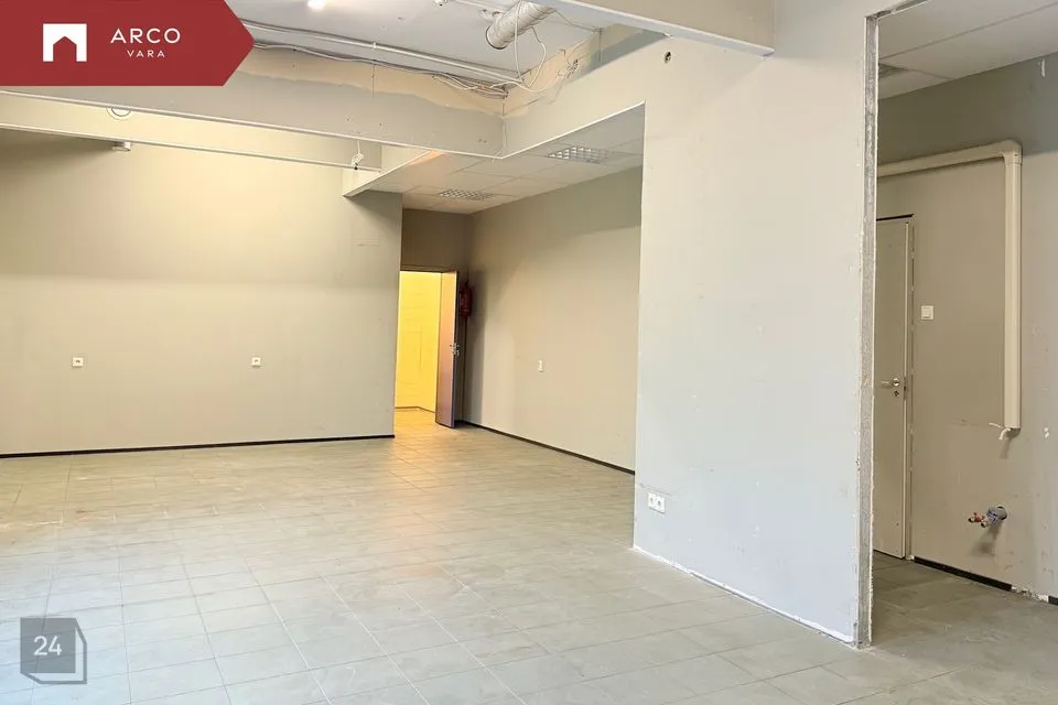 Kaubandus, 77 m² Äripind  -  Rakvere linn